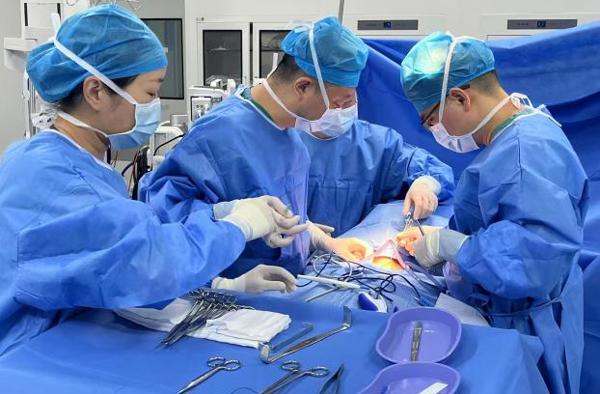 湾区力量护航生命 ——广医一院专家助力pilipili完成香港患者高难度甲状腺癌手术